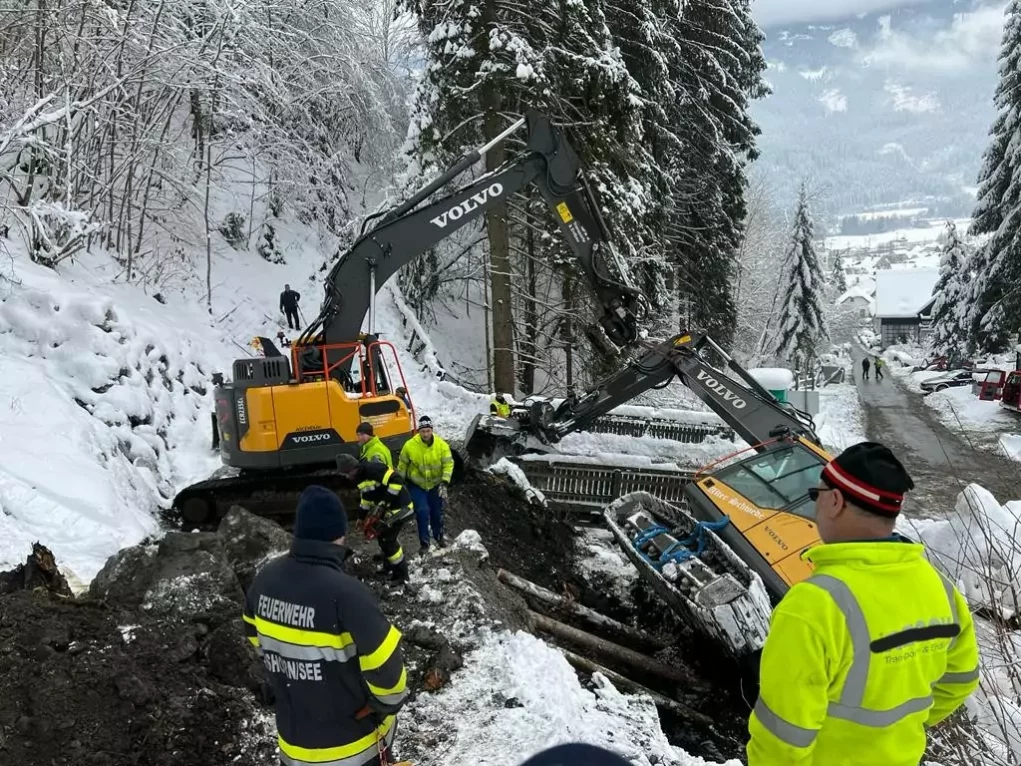 Bild auf 5min.at zeigt die Feuerwehr bei einem Einsatz. Ein Bagger drohte im Schnee abzustürzen.