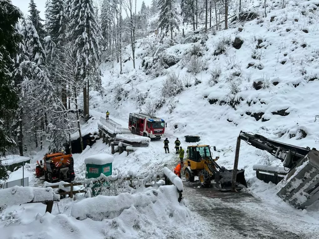 Bild auf 5min.at zeigt die Feuerwehr bei einem Einsatz. Ein Bagger drohte im Schnee abzustürzen.