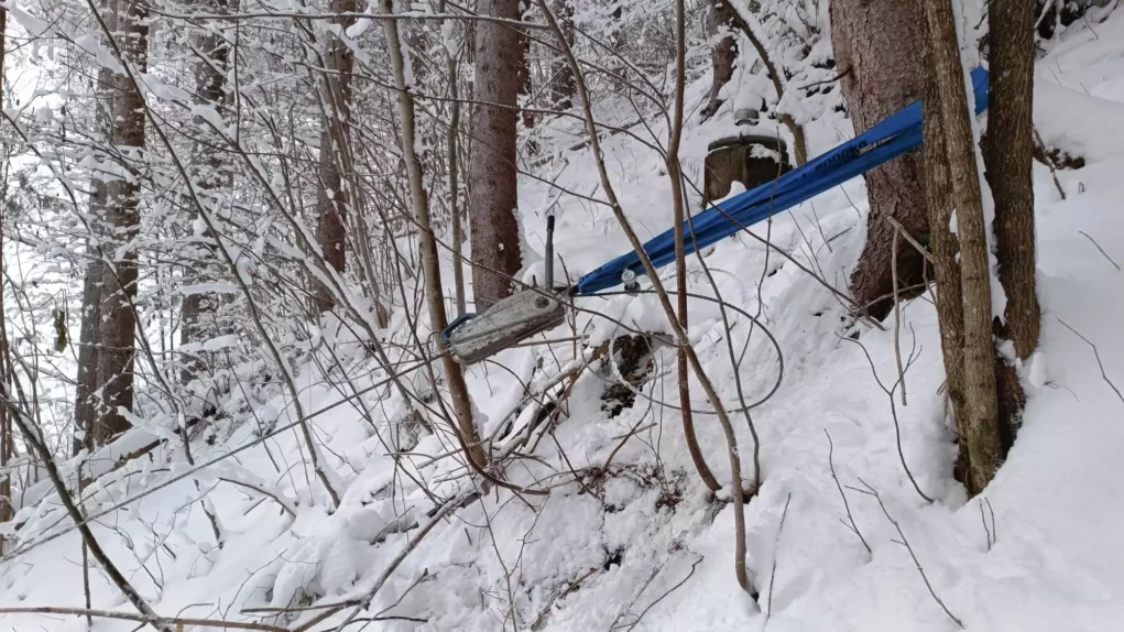 Bild auf 5min.at zeigt die Feuerwehr bei einem Einsatz. Ein Bagger drohte im Schnee abzustürzen.