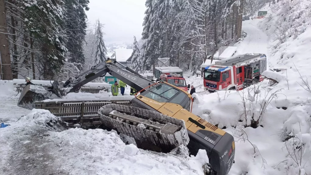 Bild auf 5min.at zeigt die Feuerwehr bei einem Einsatz. Ein Bagger drohte im Schnee abzustürzen.
