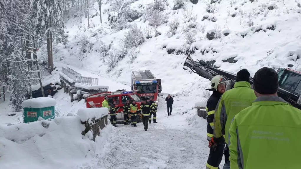 Bild auf 5min.at zeigt die Feuerwehr bei einem Einsatz. Ein Bagger drohte im Schnee abzustürzen.