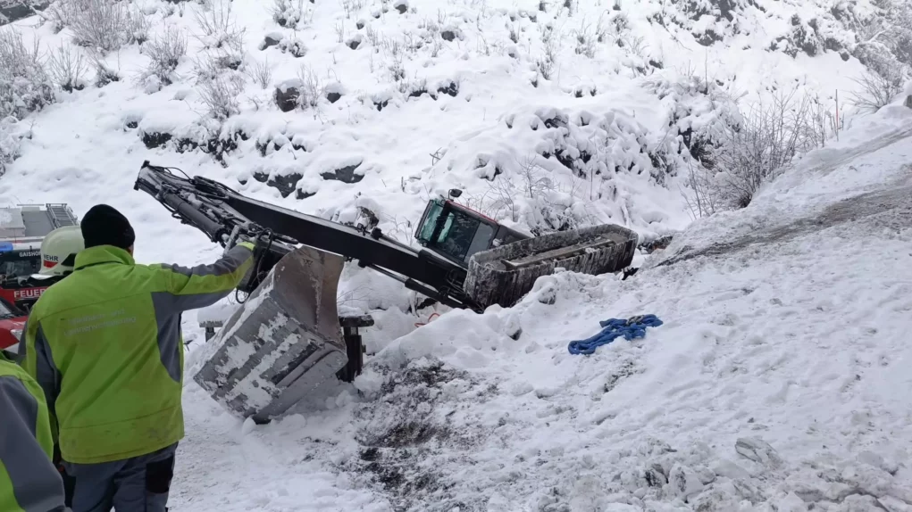 Bild auf 5min.at zeigt die Feuerwehr bei einem Einsatz. Ein Bagger drohte im Schnee abzustürzen.