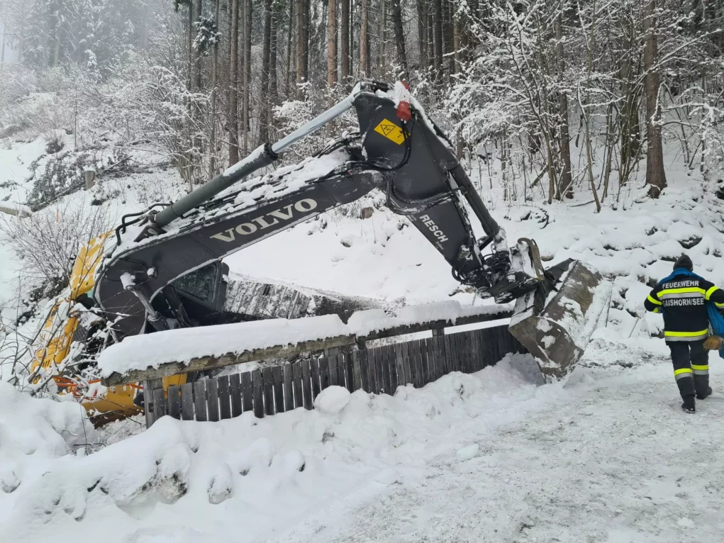 Bild auf 5min.at zeigt die Feuerwehr bei einem Einsatz. Ein Bagger drohte im Schnee abzustürzen.