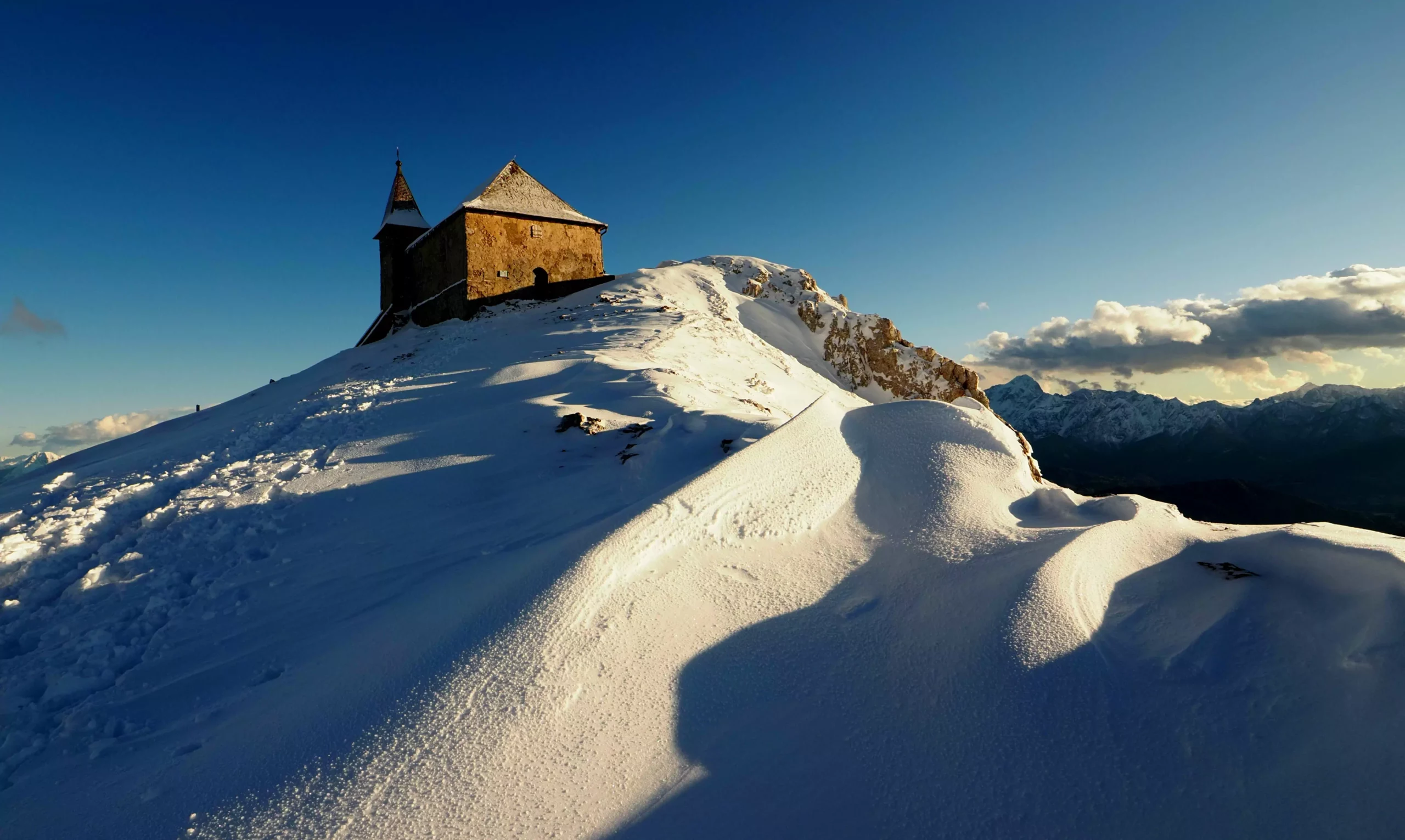 Foto in Beitrag von 5min.at: Zu sehen ist der Gipfel des Dobratsch im Winter - schneebedeckt.