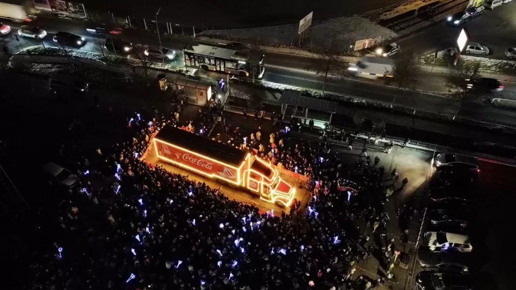 Bild auf 5min.at zeigt den Coca Cola-Weihnachtstruck aus der Vogelperspektive.