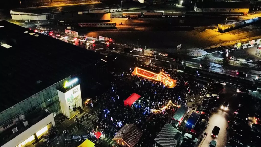 Bild auf 5min.at zeigt den Coca Cola-Weihnachtstruck aus der Vogelperspektive.