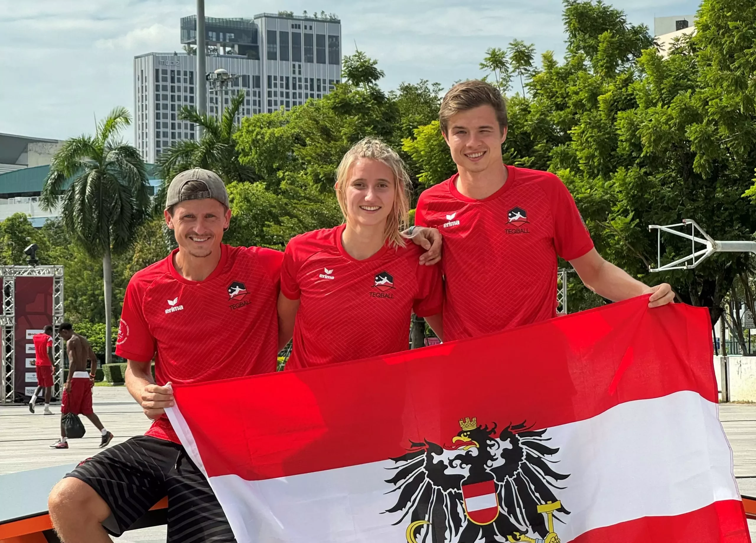 Bild auf 5min.at zeigt drei österreichische Sportler in Thailand. Sie halten die Österreich-Flagge.