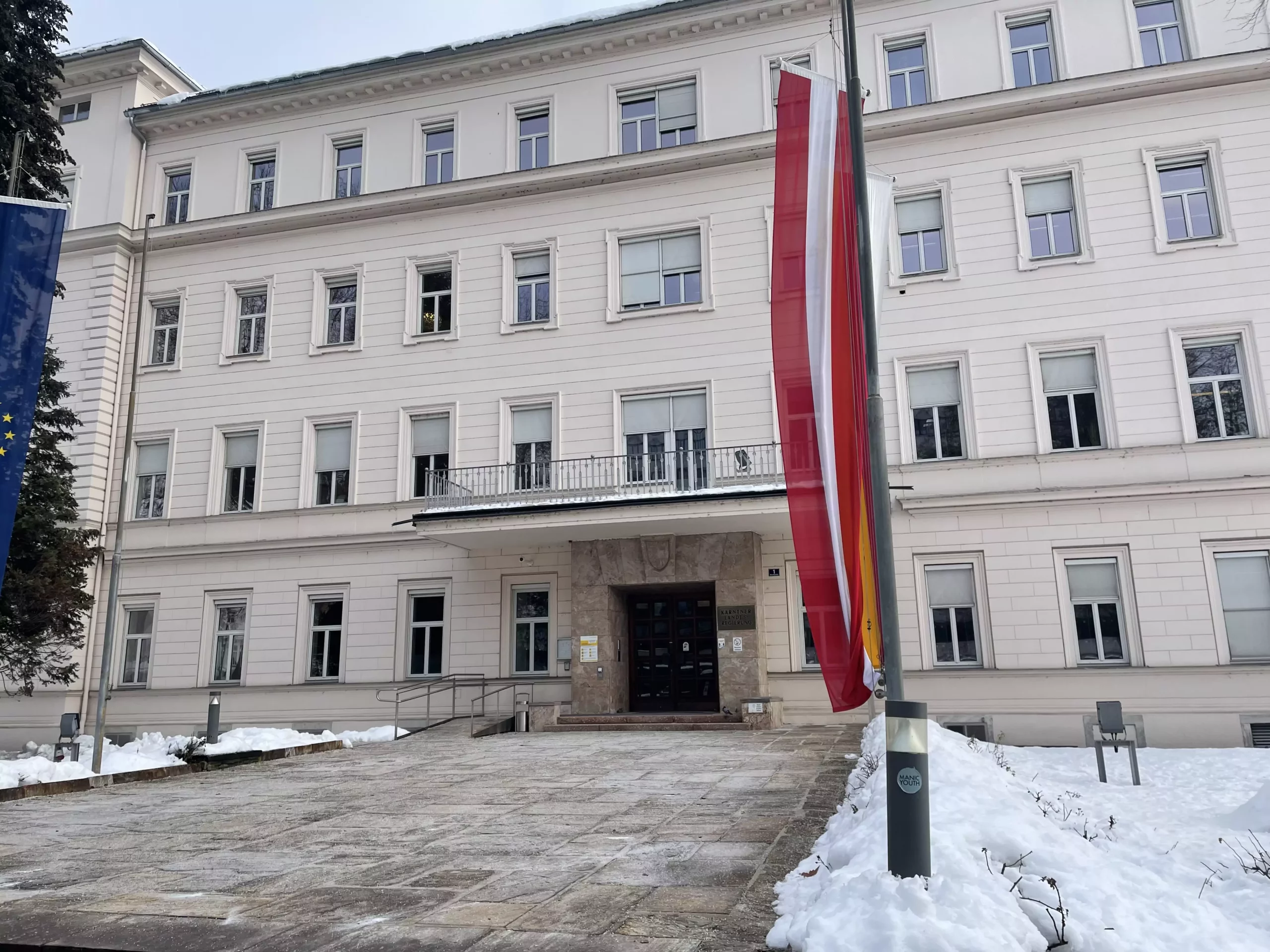 Foto in Beitrag von 5min.at: Zu sehen ist die Kärntner Landesregierung im Winter bei Schnee.