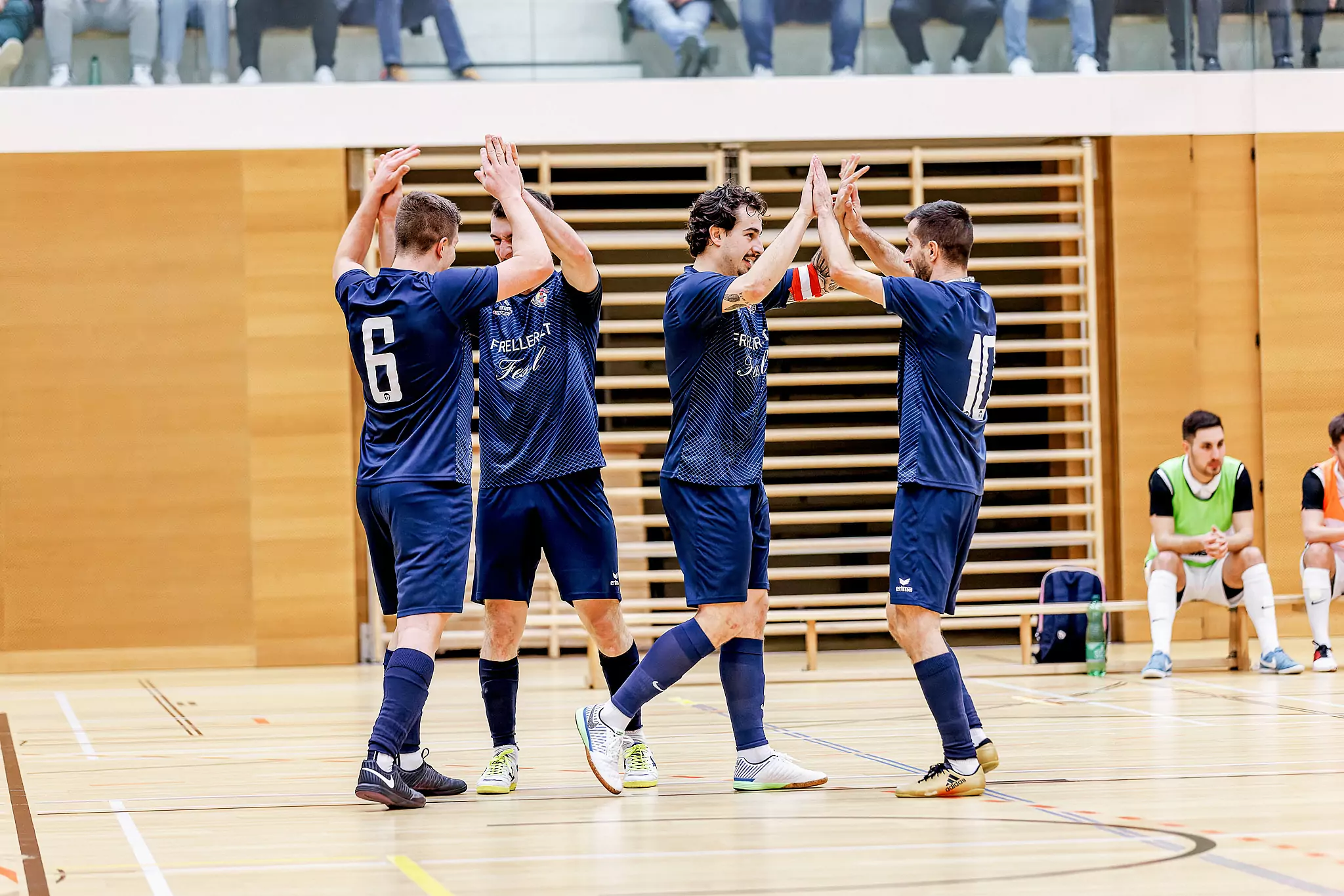 Foto in Beitrag von 5min.at: Zu sehen sind einige Spieler des LPSV Kärnten.