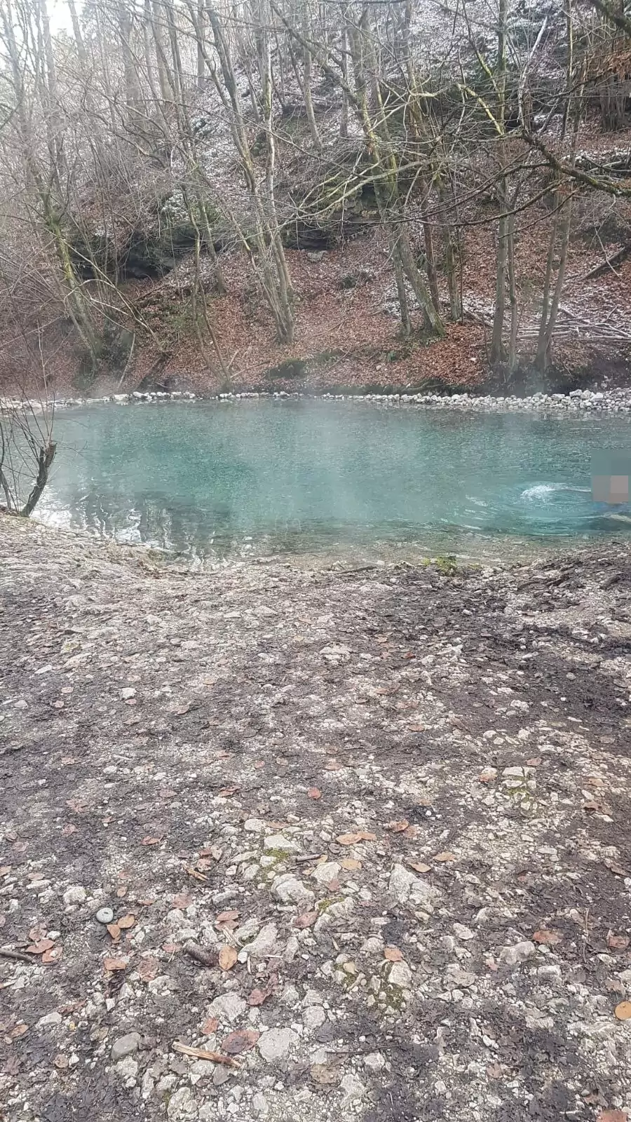 Foto auf 5min.at zeigt eine Person, die im Villacher Maibachl schwimmt.