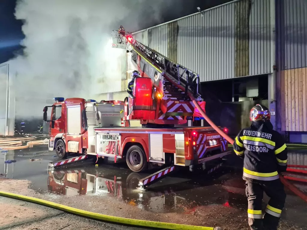 Müllhalle in Flammen: 100 Florianis im Einsatz