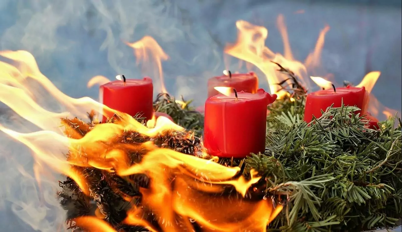 Foto in Beitrag von 5min.at: Zu sehen ist ein brennender Adventkranz.