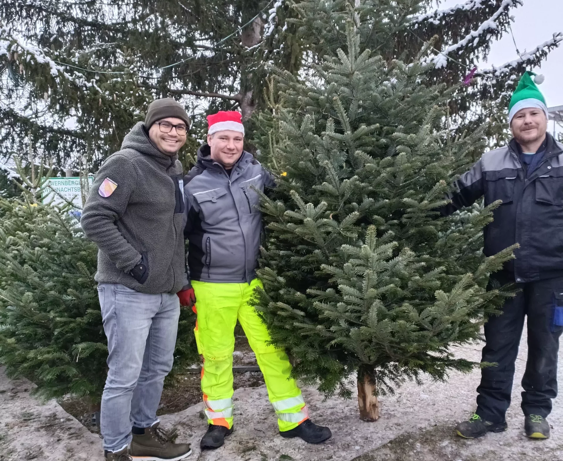 Foto in Beitrag von 5min.at: Die Soldaten mit Herz überreichten den jungen Villachern der Contraste WG einen Christbaum und viele weitere Geschenke.