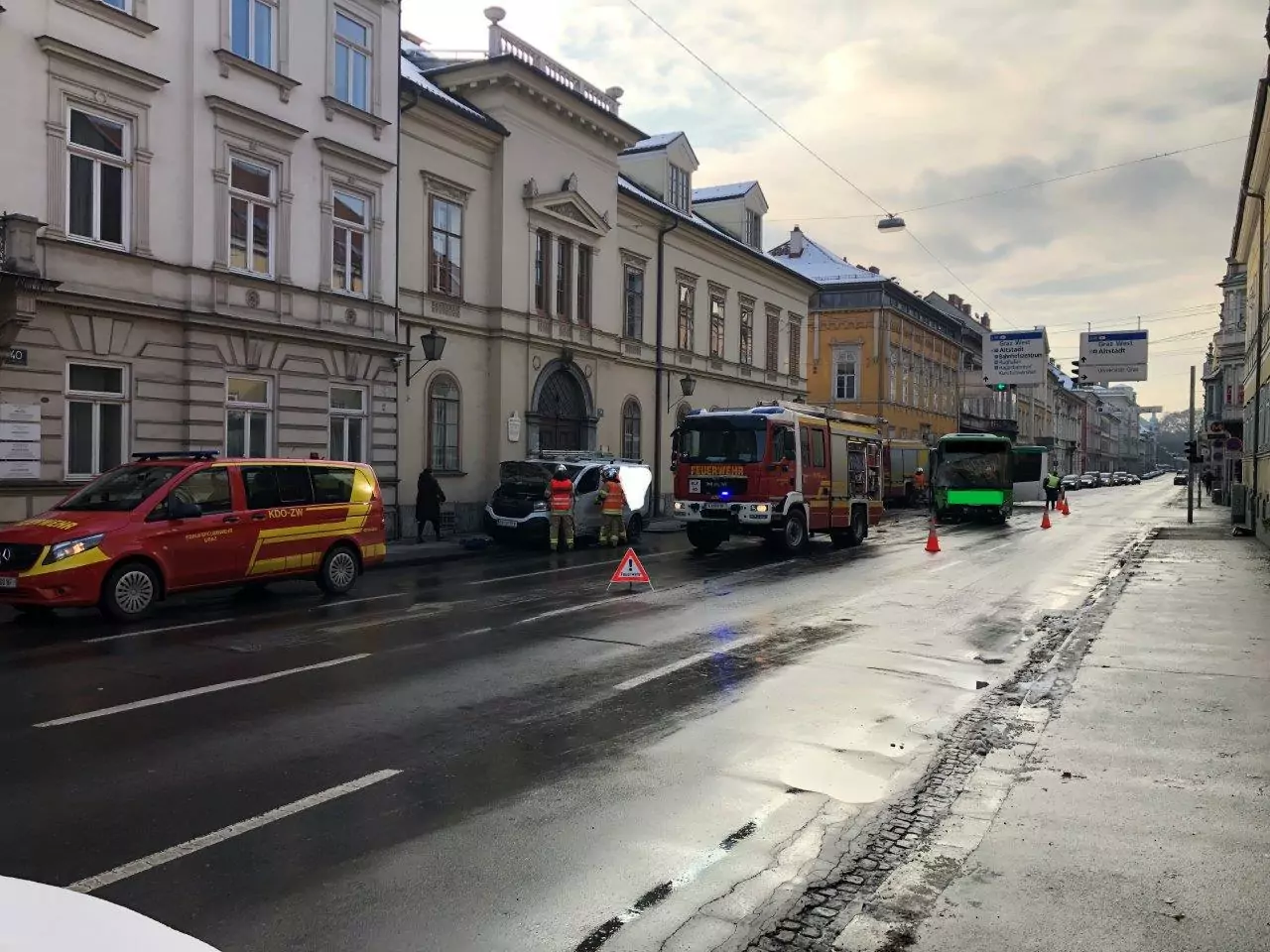 Transporter mit Bus kollidiert: Frau in Fahrerkabine eingeschlossen