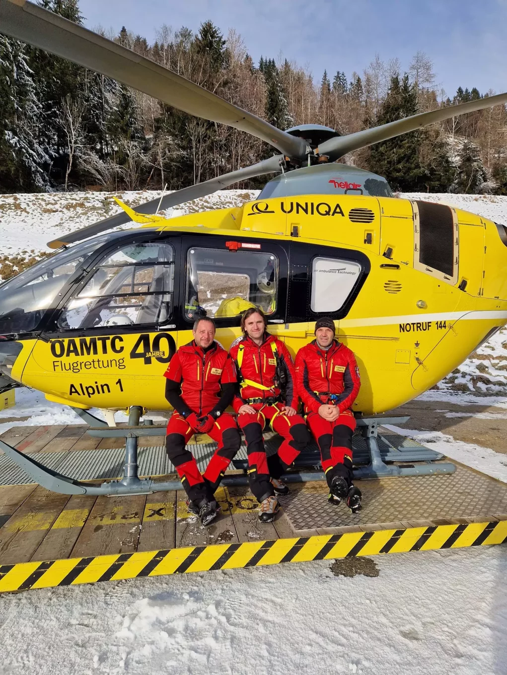 Bild auf 5min.at zeigt das Rettungsteam und im Hintergrund einen Hubschrauber.