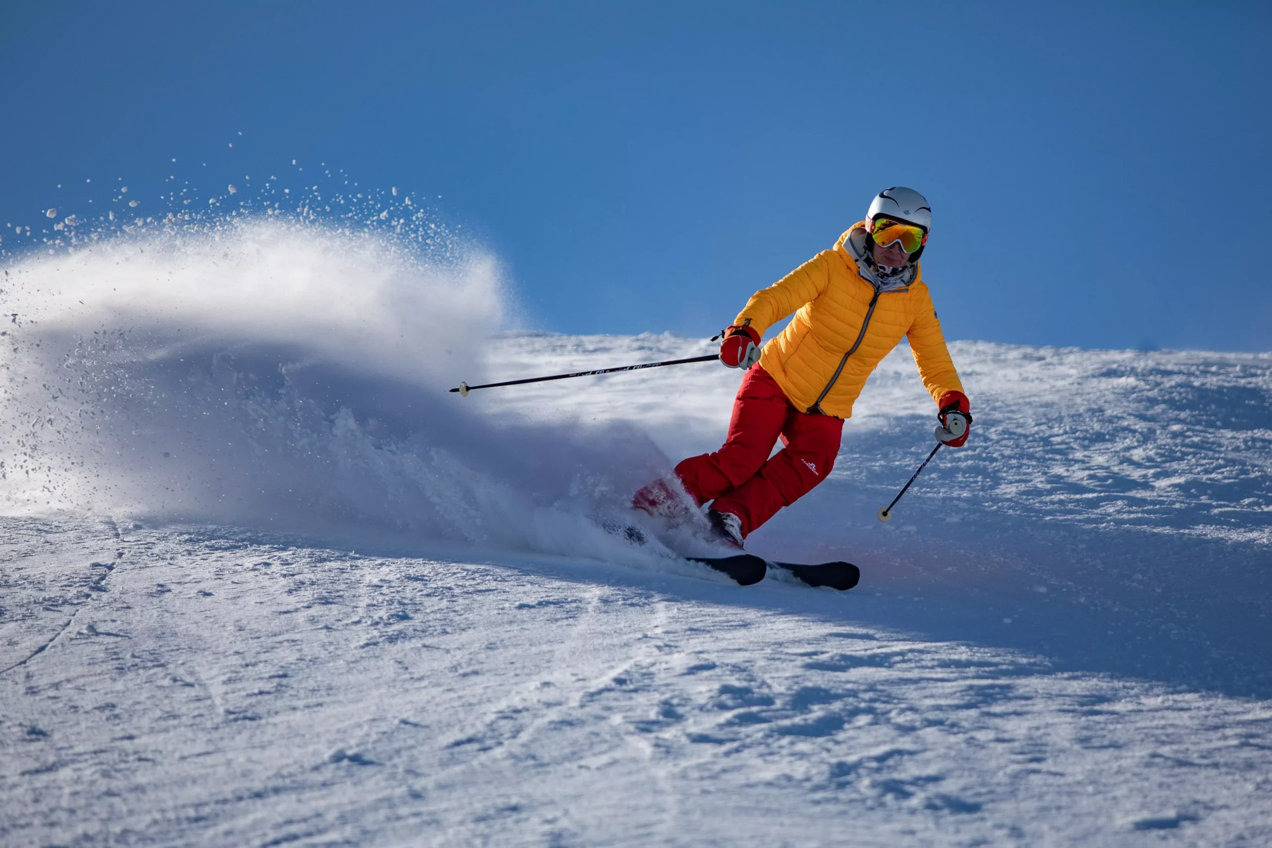 Bild auf 5min.at zeigt eine Skifahrerin auf der Piste.