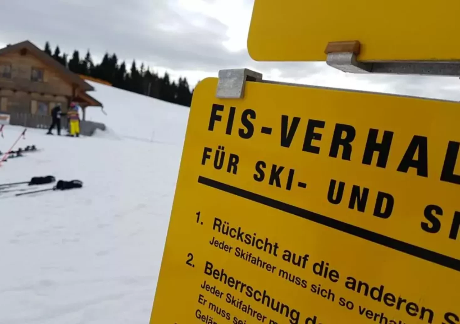 Bild auf 5min.at zeigt eine Skipiste und die FIS-Verhaltensregeln.