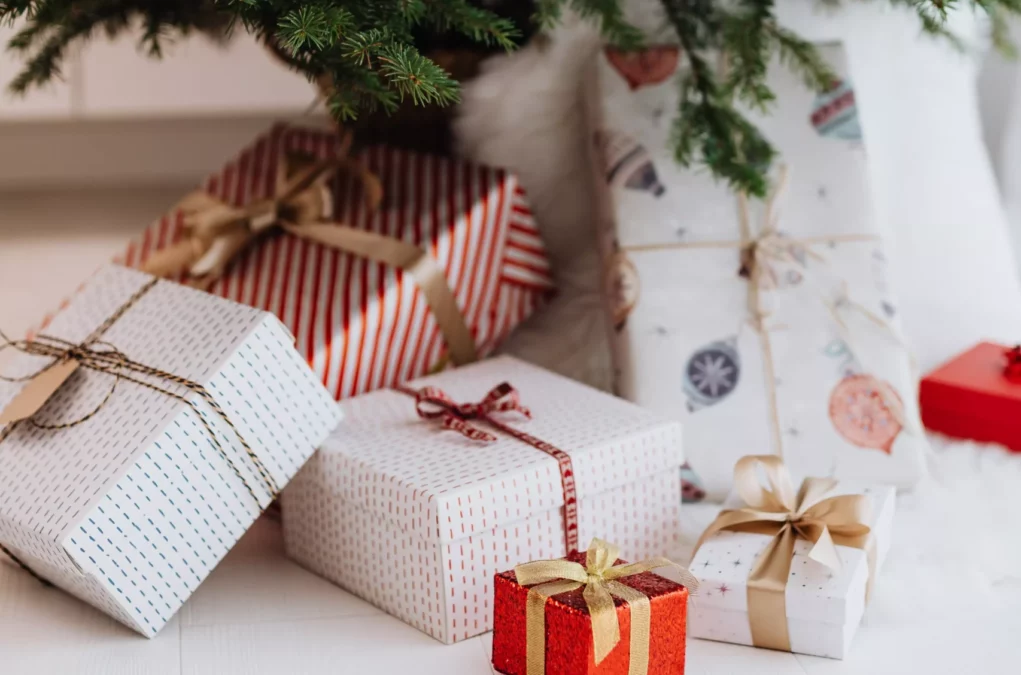 Foto auf 5min.at zeigt einen Weihnachtsbaum mit Geschenken.