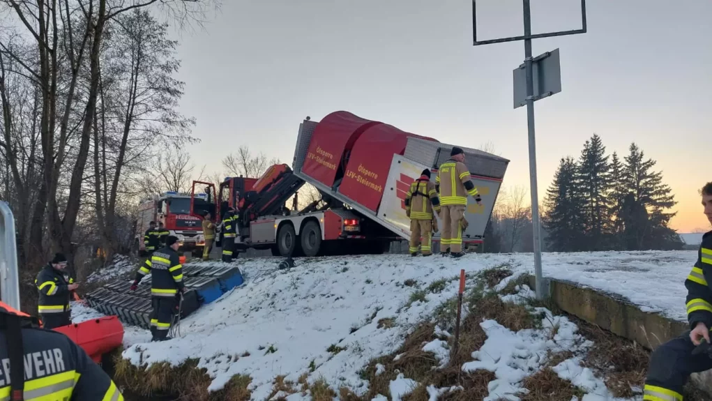 Bild auf 5min.at zeigt die Einsatzkräfte der FF Markt Wildon bei einem Schadstoffeinsatz.
