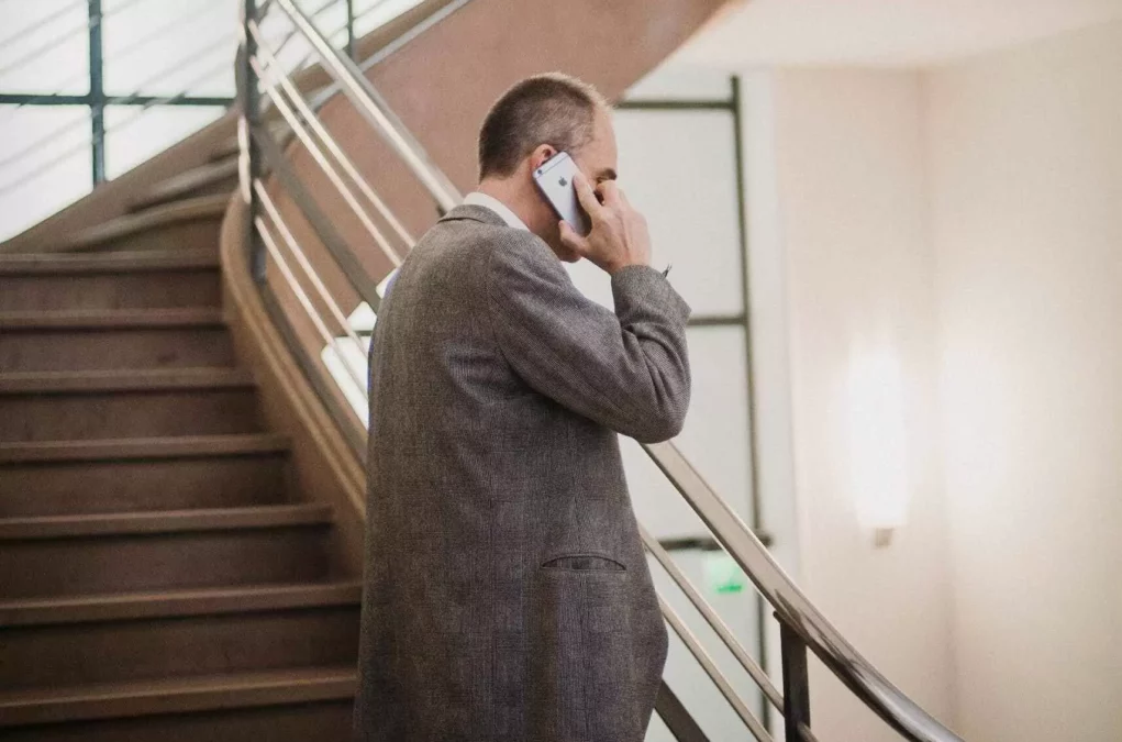 Foto in Beitrag von 5min.at: Zu sehen ist auf dem Foto ein älterer Mann, der im Stiegenhaus telefoniert.