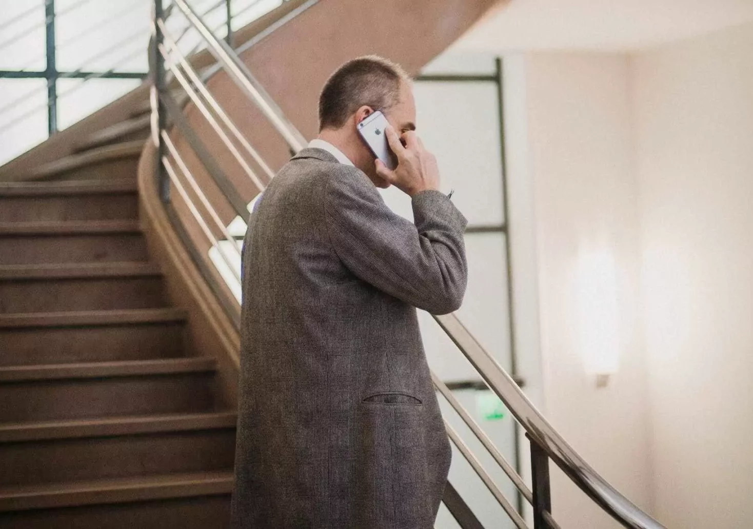 Foto in Beitrag von 5min.at: Zu sehen ist auf dem Foto ein älterer Mann, der im Stiegenhaus telefoniert.