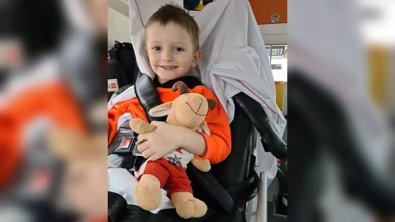 Foto in Beitrag von 5min.at: Zu sehen ist das schwer kranke Kind auf einer Liege.