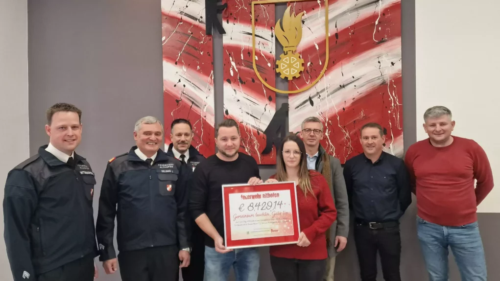 Foto in Beitrag von 5min.at: Zu sehen sind ein paar Menschen bei der Übergabe des Spendenschecks an die Eltern von Dominik.