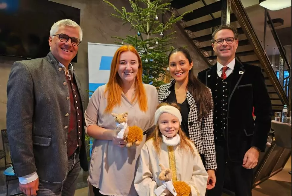 Foto in Beitrag von 5min.at: Das Villacher Christkind war in der 5-Minuten-Redaktion zu Besuch.