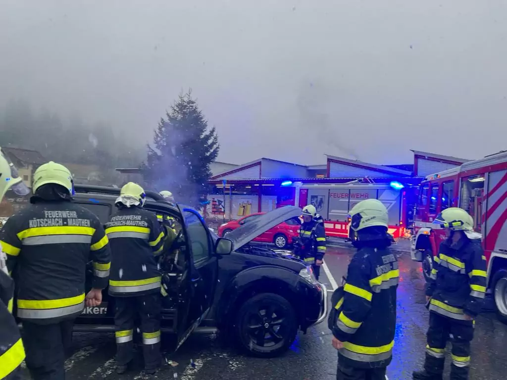 Ein Bild auf 5min.at zeigt die Freiwillige Feuerwehr Kötschach Mauthen beim Löschen des Klein-LKW.
