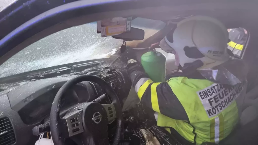 Ein Bild auf 5min.at zeigt die Freiwillige Feuerwehr Kötschach Mauthen beim Löschen des Klein-LKW.