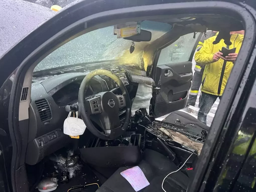 Ein Bild auf 5min.at zeigt die Freiwillige Feuerwehr Kötschach Mauthen beim Löschen des Klein-LKW.