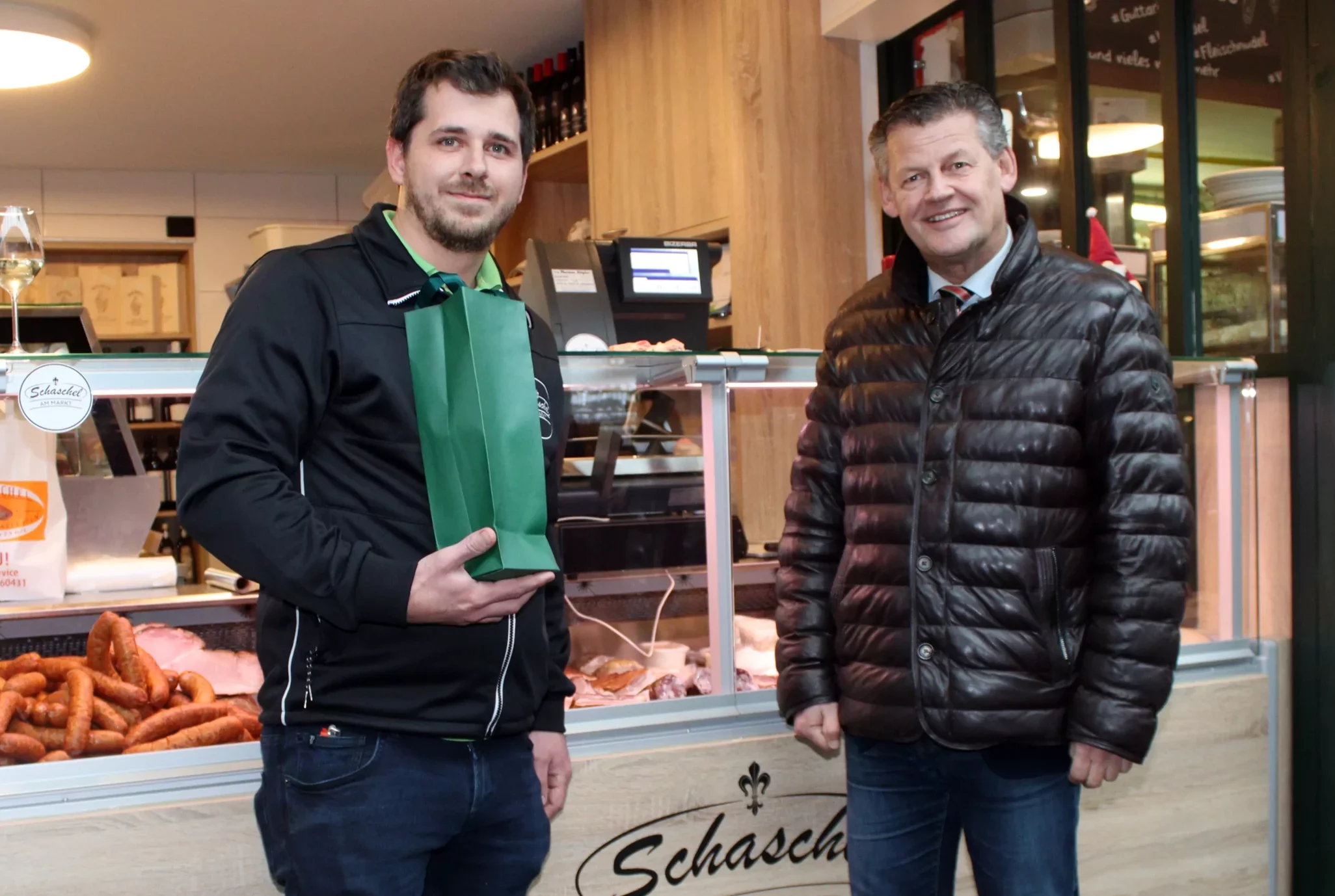 Das Bild auf 5min.at zeigt Marktreferent Bürgermeister Christian Scheider und Junior-Chef Stepahn Schaschel am Benediktinermarkt.