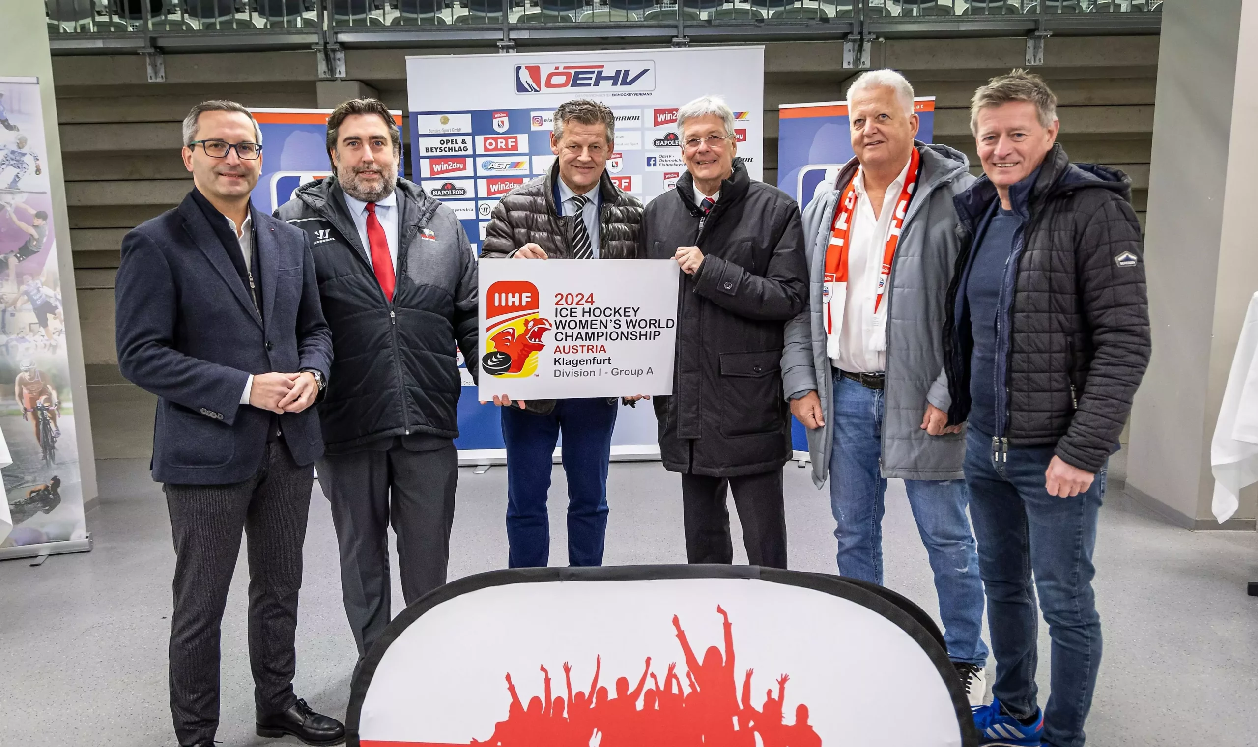 Ein Bild auf 5min.at zeigt Sportstadtrat Franz Petritz, Martin Kogler, General Manager des Dameneishockeys, Bürgermeister Christian Scheider, Landeshauptmann Peter Kaiser, ÖEHV-Präsident Klaus Hartmann und Landessportdirektor Arno Arthofer.