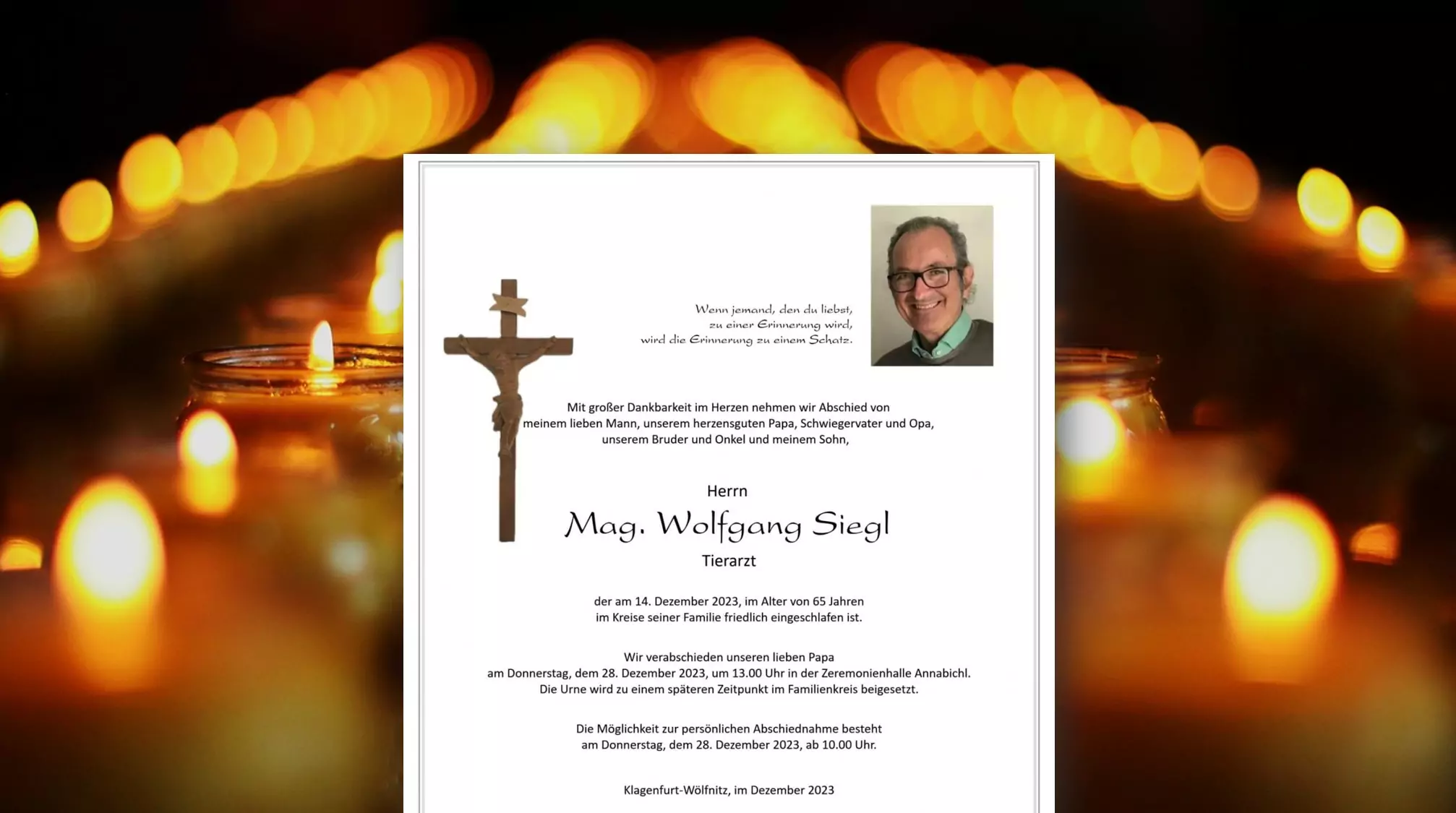 Ein Bild auf 5min.at zeigt den Partezettel des Tierarztes umgeben von einem Kerzenmeer.