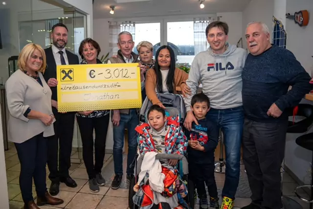 Ein Bild auf 5min.at zeigt Vizebürgermeisterin Gerda Sandriesser, Mario Dergaschnig, Manuela und Udo Wolf, die Familie Haßlacher mit Jonathan und Jonas und Gemeinderat Ewald Koren.
