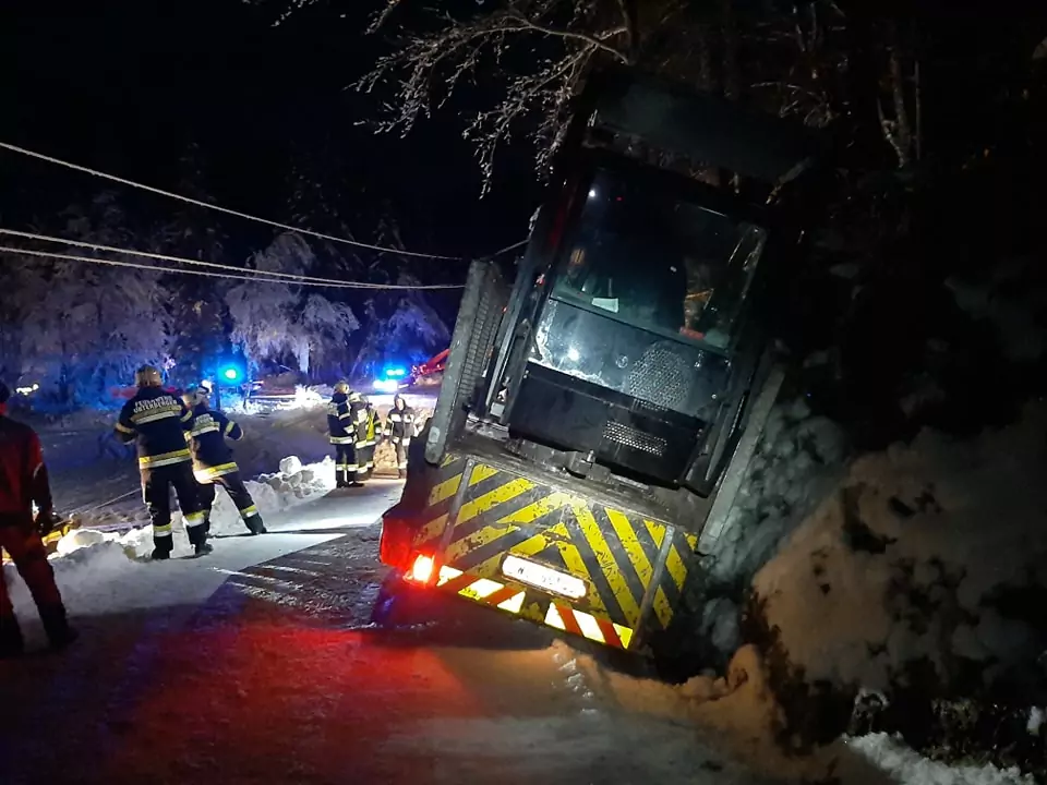 Ein Bild auf 5min.at zeigt die Feuerwehren bei der LKW-Bergung.
