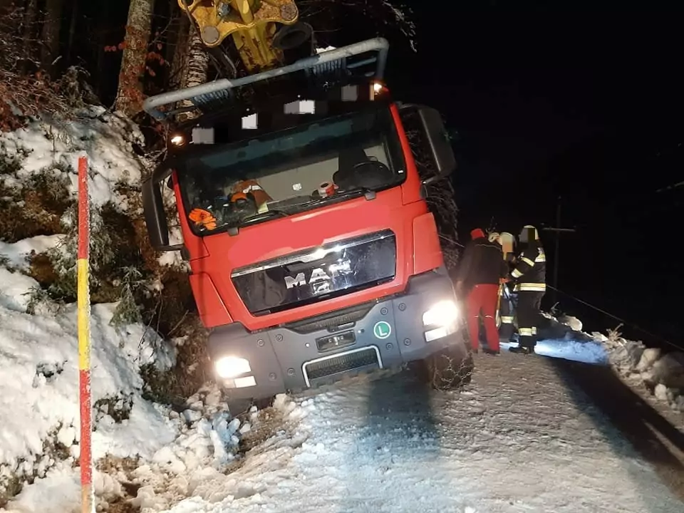 Ein Bild auf 5min.at zeigt die Feuerwehren bei der LKW-Bergung.