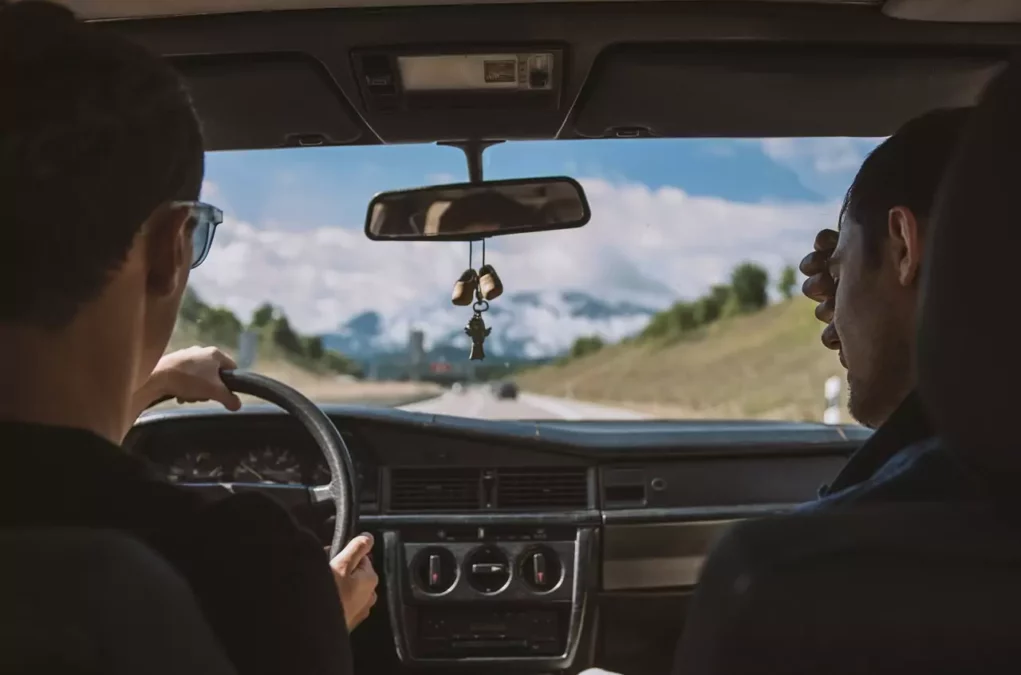 Ein Bild auf 5min.at zeigt zwei Freunde bei einem Roadtrip. Sie sitzen gerade in einem Auto.