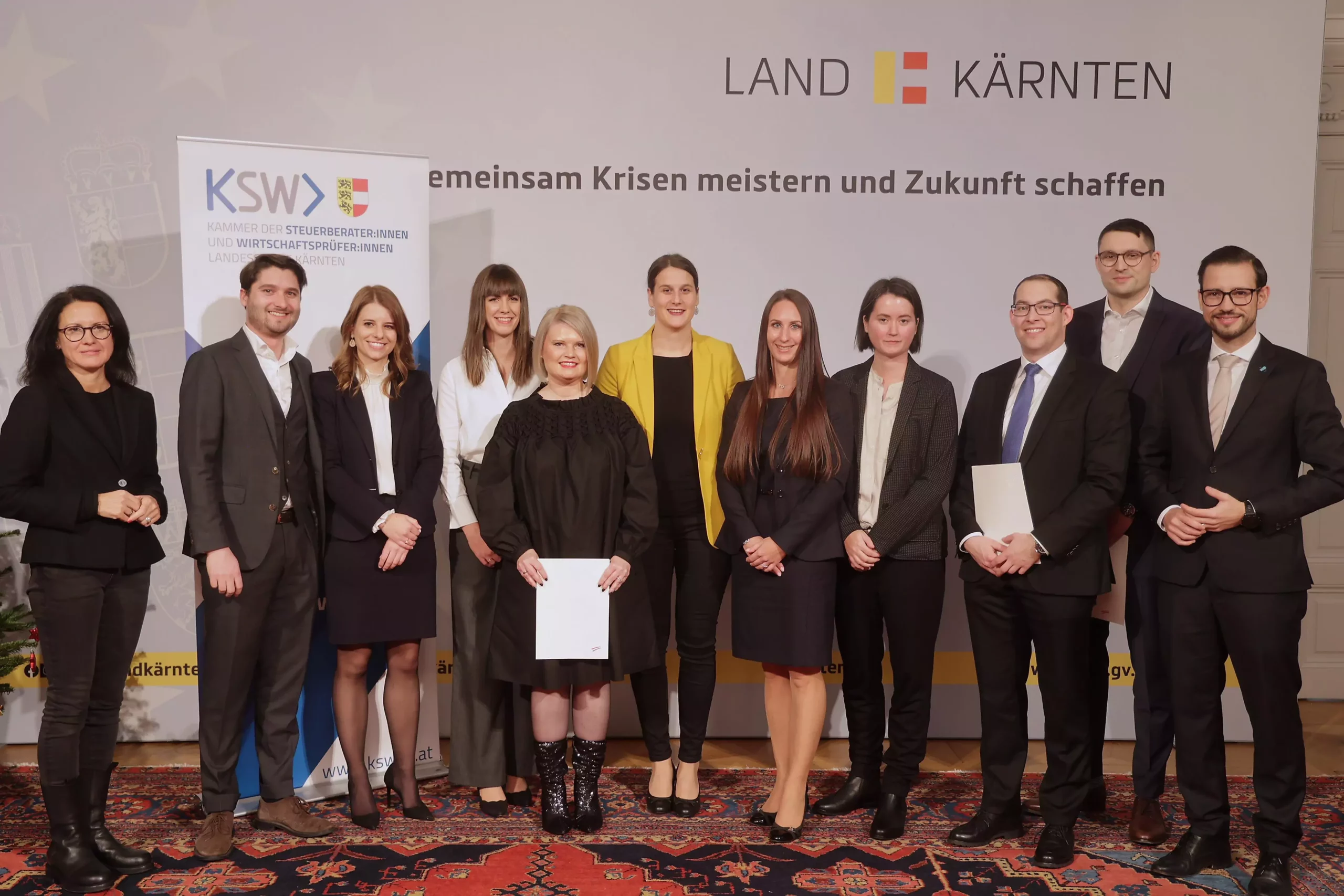 Das Bild auf 5min.at zeigt: sechs neue Steuerberaterinnen und -berater und drei neue Wirtschaftsprüfer