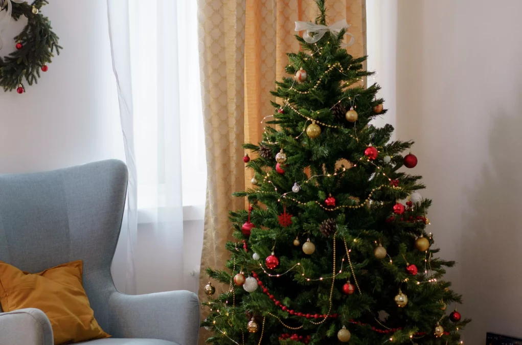 Symbolbild auf 5min.at zeigt einen geschmückten Christbaum in einem Zimmer.