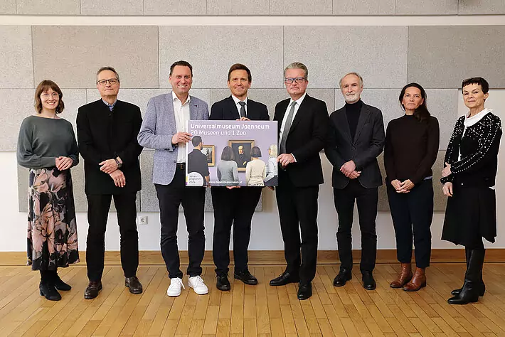 Foto auf 5min.at zeigt Viktoria Krenn (Vermittlung), Karlheinz Wirnsberger (Leiter Museen Schloss Stainz), Josef Schrammel (kauf. Dir. UMJ), Marko Mele (wiss. Dir. UMJ), Landeshauptmann Christopher Drexler, Peter Peer (Leiter Neue Galerie Graz), Bettina Habsburg-Lothringen (Leiterin Museum für Geschichte), Katharina Krenn (Leiterin Schloss Trautenfels), v.l.,