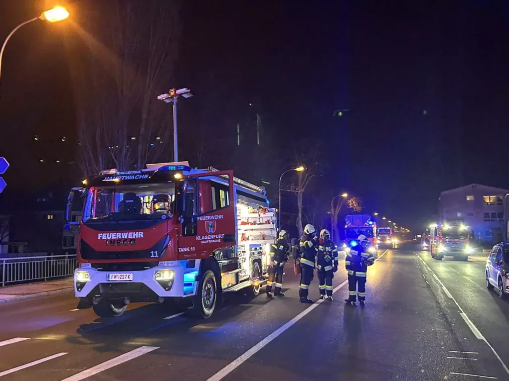 Foto in Beitrag von 5min.at: Zu sehen ist ein Feuerwehrauto auf einer Straße in Klagenfurt.