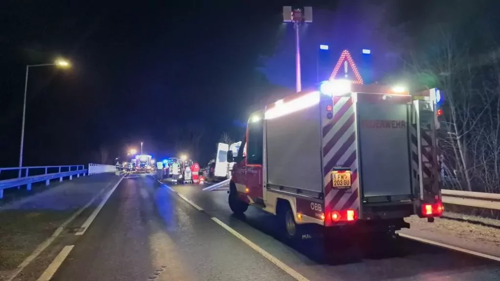 Bild auf 5min.at zeigt die Feuerwehr im Einsatz nach einem Unfall.