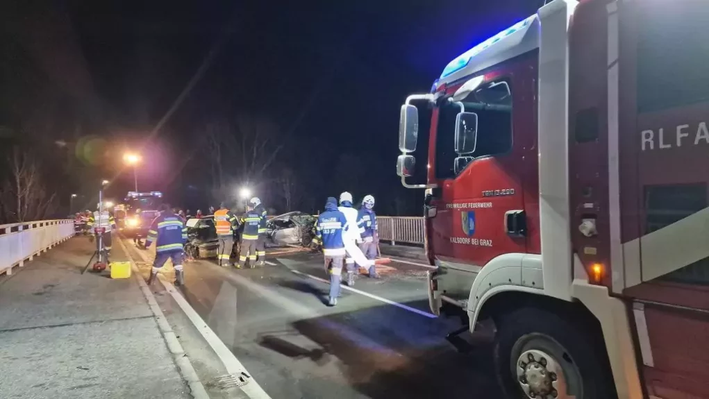 Bild auf 5min.at zeigt die Feuerwehr im Einsatz nach einem Unfall.