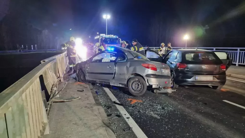 Bild auf 5min.at zeigt die Feuerwehr im Einsatz nach einem Unfall.