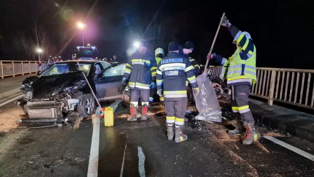 Bild auf 5min.at zeigt die Feuerwehr im Einsatz nach einem Unfall.