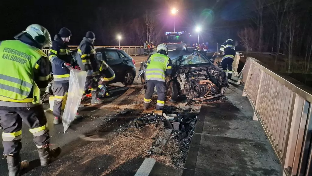 Bild auf 5min.at zeigt die Feuerwehr im Einsatz nach einem Unfall.