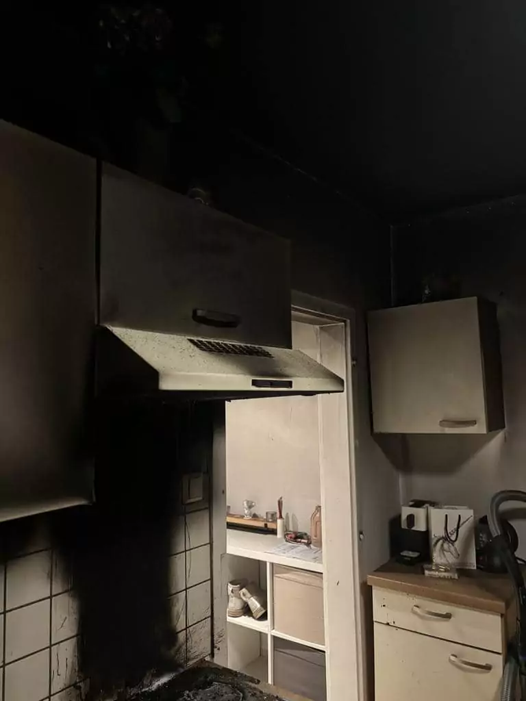 Foto in Beitrag von 5min.at: Zu sehen ist die verbrannte und verschmorte Küche.