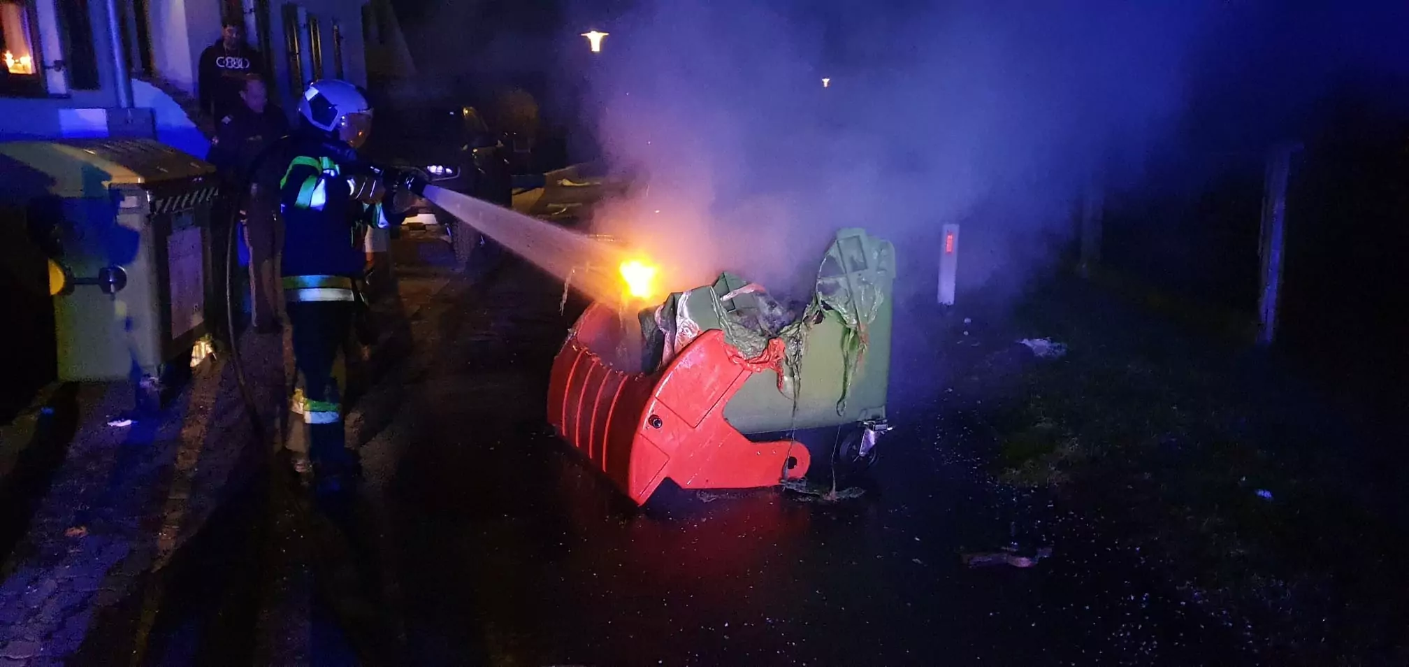 Müllverbrennung mal anders: Container stand in Flammen