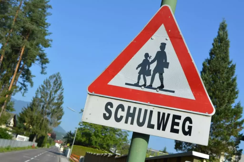 Bild auf 5min.at zeigt das Schild "Schulweg".